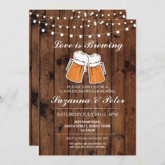 愛はビール木製のカップルのシャワーの招待を醸造しています 招待状 (正面/裏面)
