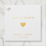 愛はポピモダンン金結婚箔 フェイバータグ<br><div class="desc">ハートモダン、お名前と日付を含むミニマル「愛はポピン」というメッセージをフィーチャーしたデザインを持つエレガントな結婚式メッセージカード。すべてのデザイン要素は白実在い背景の上に金ゴールドフォイルに含まれている。これらのシンプルラベルコンテンポラリーは、ミニマルなカップルに最適であり、あなたの好意に個人的なtouchを追加する。</div>