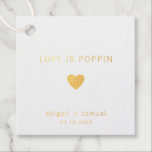 愛はポピモダンン金結婚箔 フェイバータグ<br><div class="desc">ハートモダン、お名前と日付を含むミニマル「愛はポピン」というメッセージをフィーチャーしたデザインを持つエレガントな結婚式メッセージカード。すべてのデザイン要素は白実在い背景の上に金ゴールドフォイルに含まれている。これらのシンプルラベルコンテンポラリーは、ミニマルなカップルに最適であり、あなたの好意に個人的なtouchを追加する。</div>