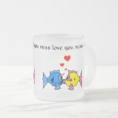 「愛は命だ」キスをする魚 フロストグラスマグカップ (正面右)