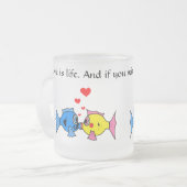 「愛は命だ」キスをする魚 フロストグラスマグカップ (正面左)