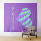 「愛は常に勝つ」ストライプのハート タペストリー (インサイチュ(横))