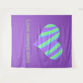 「愛は常に勝つ」ストライプのハート タペストリー (正面(横))