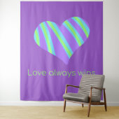 「愛は常に勝つ」ストライプのハート タペストリー (インサイチュ)