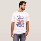 愛は常に答え 愛国心あふれるレッドブルーのTシャツ Tシャツ (正面フル)