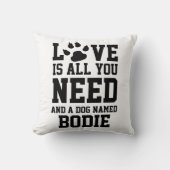 愛は必要なものであり、名前を付けた犬パーソナライズされた クッション (正面)