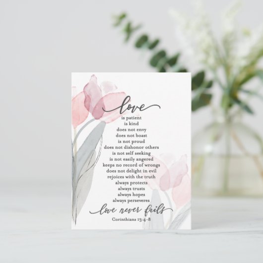 愛は忍耐のピンクのチューリップ聖書結婚式 ポストカード (スタンド正面)