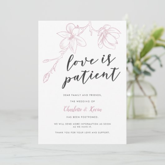 愛は忍耐のピンクの花のウェディング延期 案内状 (スタンド正面)