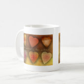 愛は忍耐強いです; 愛は親切です コーヒーマグカップ (正面左)