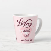 愛は忍耐強い愛は親切で、決して失敗しないティーマグカップ カフェラテマグ (右アングル)