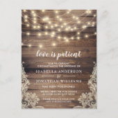 愛は忍耐強い木材、ストリングライト&レース結婚の インビテーションポストカード (正面)