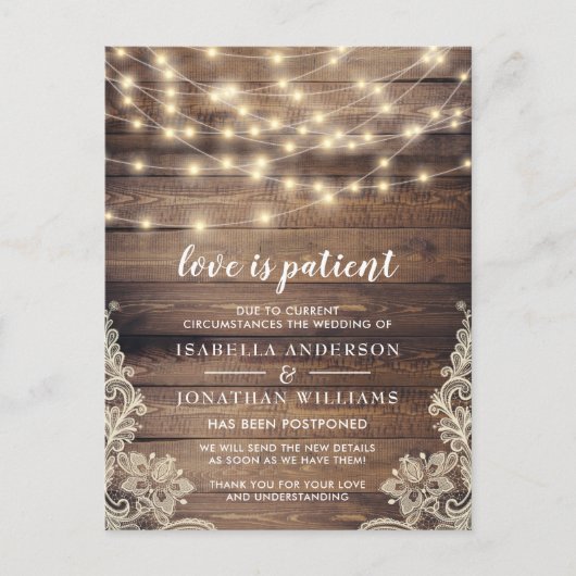 愛は忍耐強い木材、ストリングライト&レース結婚の インビテーションポストカード (正面)