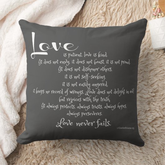 愛は忍耐強い (コリント人への手紙の聖書の詩句) 灰色 クッション (ブランケット)