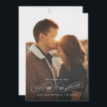 愛は忍耐強い フォト 変更日程のお知らせ セーブザデート<br><div class="desc">結婚式の日程を変更しなければなならない場合、このフォト変更日程のお知らせで友人や家族に知らせてください。手書きのリボンには「愛は忍耐強い」と書かれており、前面には1枚の写真が全面に印刷されています。カードの裏面には、個人メッセージを書くスペースがあります。</div>