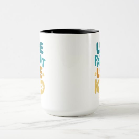 愛は忍耐強く、愛は親切である1コリント13:4 マグカップ (中央)