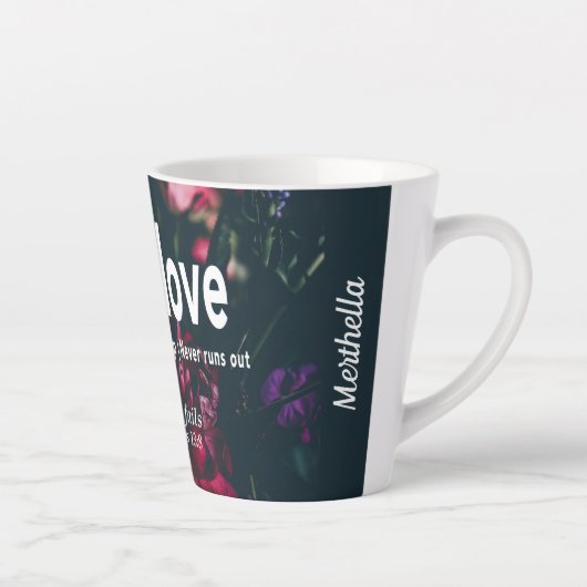 愛は決してクリスチャンのフローラを失わないパーソナライズされた カフェラテマグ (右)