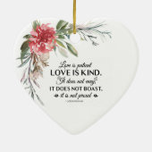 愛は決してピンクのエレガントフローラ聖書のハートを失敗しない セラミックオーナメント (裏面)