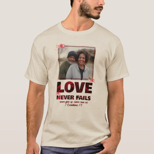 愛は決して失敗しないクリスチャン写真バレンタインカップル Tシャツ (正面)