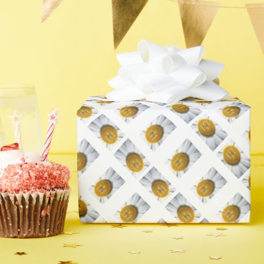 愛は決して失敗しないデイジー1コリント13 ラッピングペーパー (誕生日パーティー)