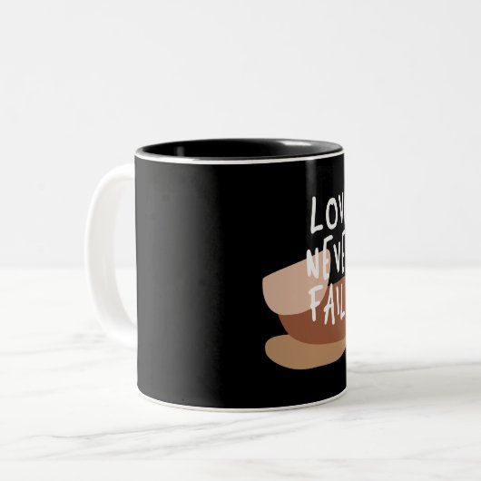 愛は決して失敗しない – 永遠のクリスチャン引用文 ツートーンマグカップ (正面左)
