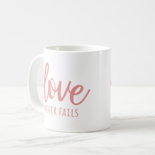 愛は決して失敗しない – 1コリント13:8ピンク コーヒーマグカップ (正面左)