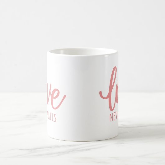 愛は決して失敗しない – 1コリント13:8ピンク コーヒーマグカップ (中央)