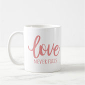 愛は決して失敗しない – 1コリント13:8ピンク コーヒーマグカップ (左)