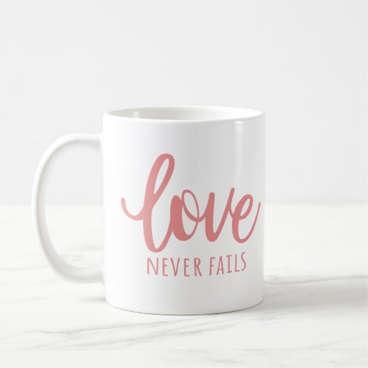 愛は決して失敗しない – 1コリント13:8ピンク コーヒーマグカップ (左)