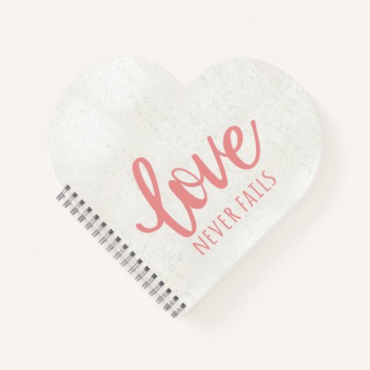 愛は決して失敗しない – 1コリント13:8ピンク ノートブック (正面)