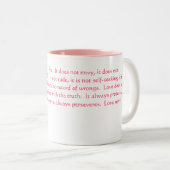 愛は決して- 1 Corinthiansの13:4を失敗しません ツートーンマグカップ (正面右)