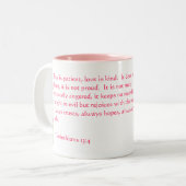 愛は決して- 1 Corinthiansの13:4を失敗しません ツートーンマグカップ (正面左)