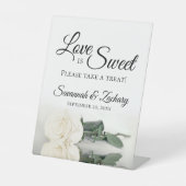 愛は甘いトリートメントアイボリーまたは白いバラ 台座サイン (正面)