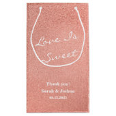 愛は甘いピンクのローズ金ゴールドスクリプト結婚式の引き出物 スモールペーパーバッグ (裏面)