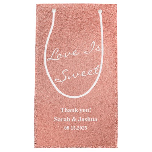 愛は甘いピンクのローズ金ゴールドスクリプト結婚式の引き出物 スモールペーパーバッグ (正面)