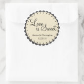 愛は甘い – スケールされたエッジ – パーソナライズ ラウンドシール (バッグ)