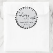 愛は甘い – スケールされたエッジ – パーソナライズ ラウンドシール (バッグ)