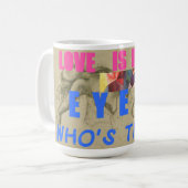 愛は目のユーモアマグ コーヒーマグカップ (正面左)