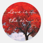 愛は空中にあるレッドツリータイポグラフィ雲 ラウンドシール (正面)