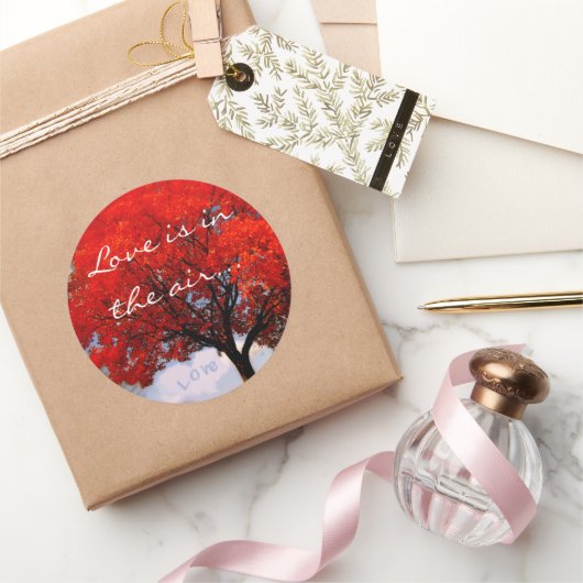 愛は空中にあるレッドツリータイポグラフィ雲 ラウンドシール (ギフト)