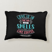 愛は空気の中にあり、コーヒーのような香り アクセントクッション (裏面)