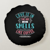 愛は空気の中にあり、コーヒーのような香り ラウンドクッション (裏面)