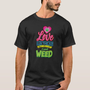 愛は空気の中にあり、良い雑草の距離のような匂い Tシャツ