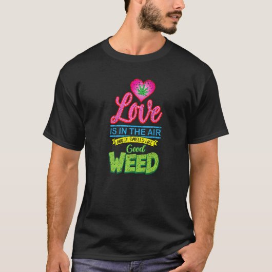 愛は空気の中にあり、良い雑草の距離のような匂い Tシャツ (正面)