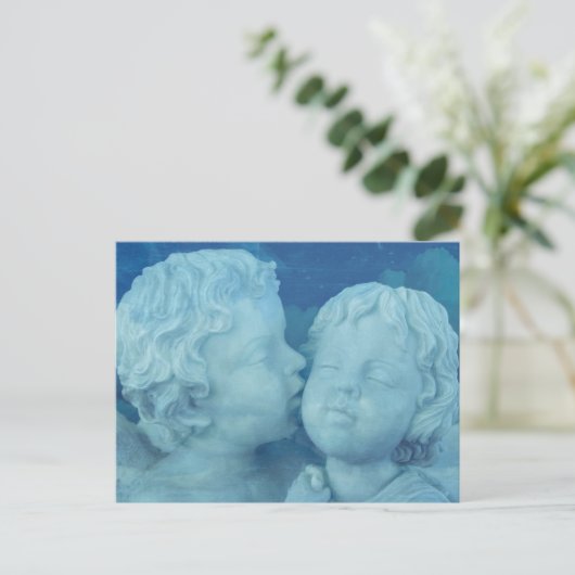 愛は空気の中にある、ヴィンテージ石の天使キスをする ポストカード (スタンド正面)