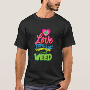 愛は空気中にあり、良い雑草の匂いがすおもしろいる Tシャツ