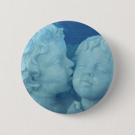 愛は空気、ヴィンテージの石造りの天使の接吻にあります 缶バッジ (正面)