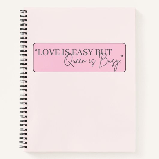 愛は簡単だけど女王は忙しい ピンクの女性名言 ノートブック (正面)