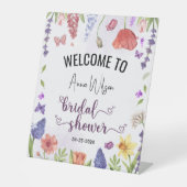 愛は紫色の野生の花の開花にあるブライダルシャワー 台座サイン (正面)