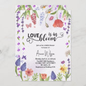 愛は紫色の野生の花の開花にあるブライダルシャワー 招待状 (正面/裏面)
