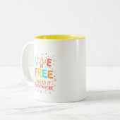 愛は自由に広がるIT ツートーンマグカップ (正面左)